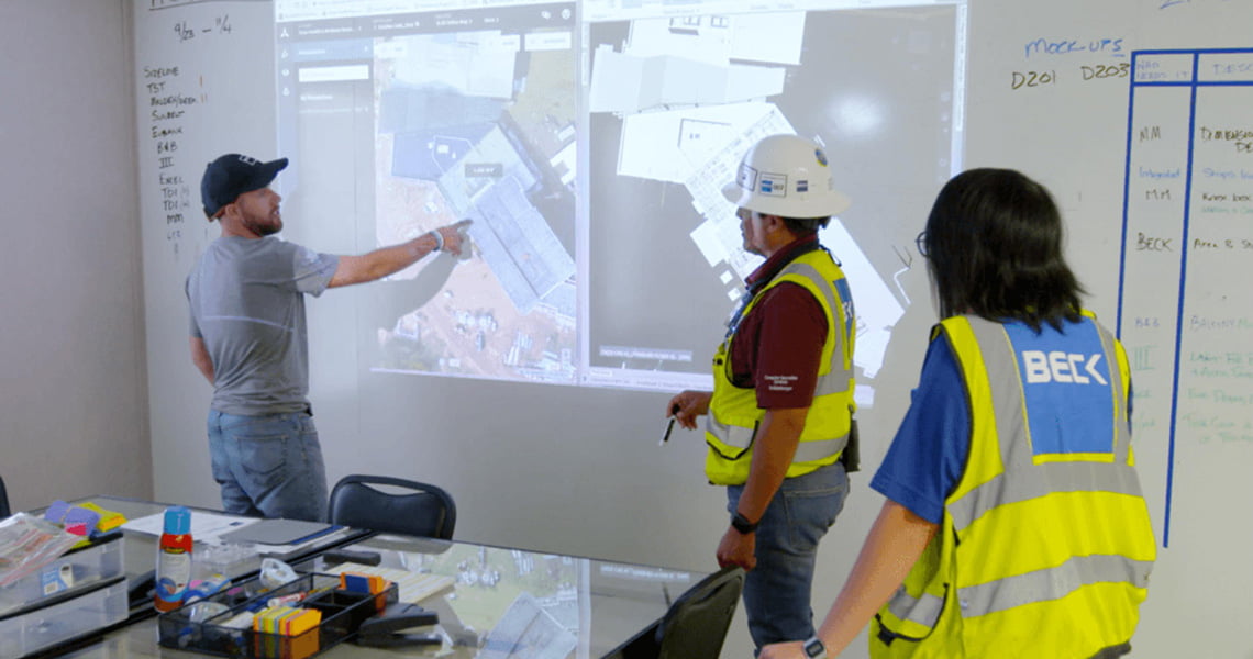 Инженеры компании Beck Group накладывают фото воздушной съемки строительства на план, чтобы выяснить, соответствует ли достигнутые результаты проекту